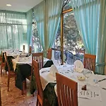 Pine Beach Hotel 3*