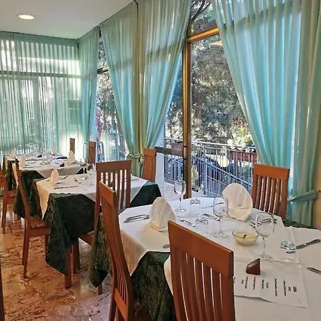 Pine Beach Hotel 3*